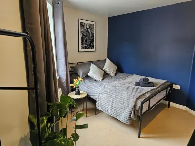 Charming 2-bedroom apartment in Quedgeley with WiFi access Các khách sạn gần Passage Farm Caravan & Campsite