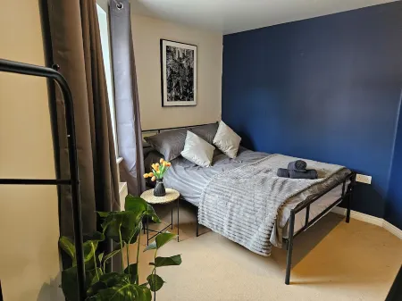 Charming 2-bedroom apartment in Quedgeley with WiFi access Отели рядом с достопримечательностью «Passage Farm Caravan & Campsite»