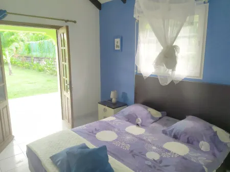 Spacious self-catering cottages with lovely terrace and shared swimming pool, in a peaceful setting. Отели в г. Капестер-Бель-О