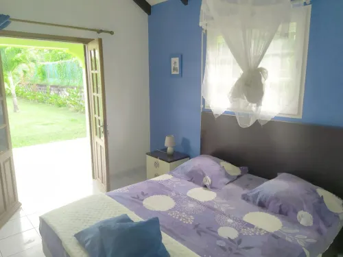 Spacious self-catering cottages with lovely terrace and shared swimming pool, in a peaceful setting. Hotels in Capesterre-Belle-Eau