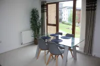 Spacious 2 Bed 2 Bath Apartment - Gatwick 10 min away!