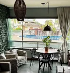 Beachfront · 2-bedroom apartment with pool, Wi-Fi, and garage in Vilas do Atlântico