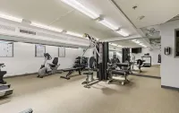 Waikiki 1Bd Condo with Free Parking Heated Pool Gym Central AC & Wifi