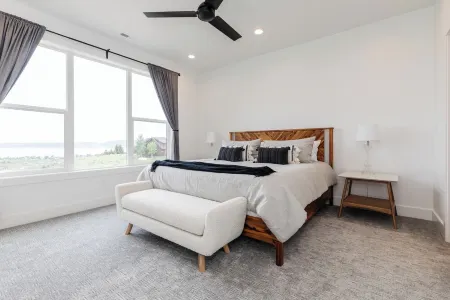 NEW! Lake View! Access to Ideal Beach, Pools, Mini Golf and more. 2 King Suites Отели в г. Гарден