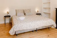 Maison Madeleine, Charmante Maison de Cœur de Ville Avec Extérieur, 12 Personnes Hotels in La Flèche