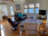 Sunny and spacious 2-BR condo near Hospitals, Universities and Biotechs