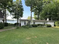 Charming 4-bedroom with views of Paw Paw Lake. Sleeps up to 10.