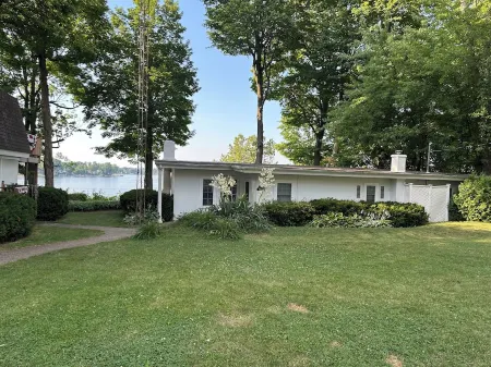 Charming 4-bedroom with views of Paw Paw Lake. Sleeps up to 10.