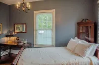 The Camelia Room - Private studio w/ Ensuite Bath in Historic Downtown Home