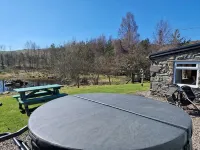 Beautiful cosy 2 bed cottage with woodburner & hot tub overlooking small lake