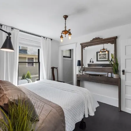 Updated South Hill Craftsman Sleeps 12!