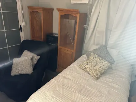 Tiny space living Cozy studio in lovely Fresno with AC, WiFi Отели рядом с достопримечательностью «Deran Koligian Stadium»