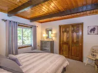 Loose Moose Lodge – Family Chalet, Fireplace, Ski! Hotels in Glen