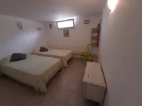 In wooded residence, 100 m from beaches, semi-detached villa, all comforts. Hotels in Coggia