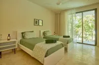4 bedroom villa, facing the sea, with unspoilt beach and very quiet. El Limon 호텔
