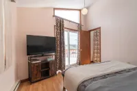 Lake Ariel Winter Getaway: King Bed, Fireplace, Wood Burning Sauna, Skiing Views