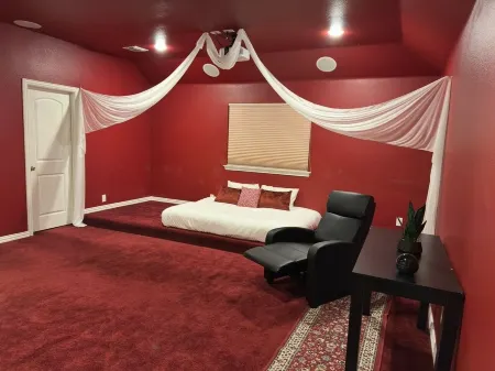 Entire Second Floor in Premium Location Отели в г. Кэрролтон