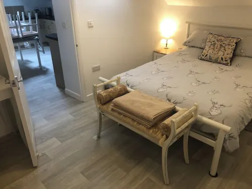 Historic clifftop house with stunning lighthouse views, large rooms, sleeps 6-8* فنادق في Boddam