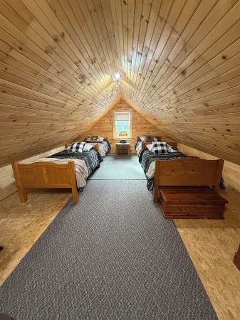 MOOSE CALL INN, Cozy 2bedroom house in Rangeley, snowmobile from the front door!