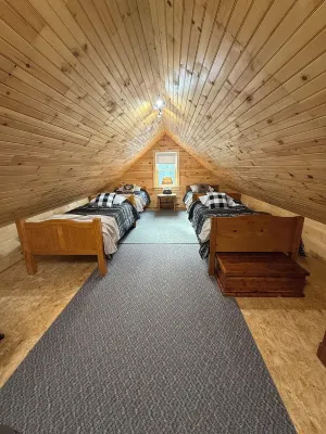 MOOSE CALL INN, Cozy 2bedroom house in Rangeley, snowmobile from the front door!