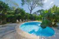 Private suite 103 with beautiful gardens, shared pool and BBQ area! - Pools