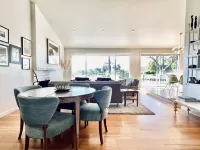 Mid Century View Home in Calabasas Hotels in Calabasas