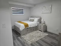Brand New 2 Bedroom Suite with Private Entrance-10 min to Airport, self check-in