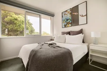 Escape to a Tree Top Retreat in Vibrant Elwood!