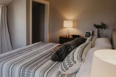 Charming 2-bedroom upper apartment in fabulous downtown Saint Charles, MN. فنادق في 