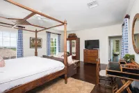 Buccaneer Hill 6 Bedroom Home - parking