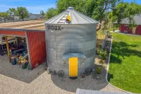Stay in a Real Silo • Cozy Loft + Electric Fireplace + Full Bath Near Boise - Homestays