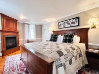 Four Columns Inn Hotels in Windham County