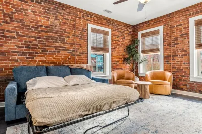 The Betty - Entire rental unit in New Albany, Indiana Sleeps 8 조 크래프트 공원 주변 호텔