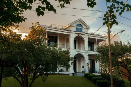 The Taylor Mansion Estate: The Legacy of Newport, Preserved in Stone and Story. Отели рядом с достопримечательностью «Ньюпорт он Ливи»