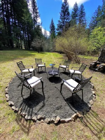 Naked Elk Lodge: 4 Bdrms, Hot Tub, Projector TV near Mt. Rainier