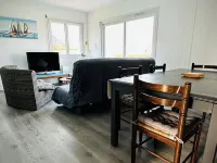 Sea view villa, sleeps 4. Hotele w: Asnelles