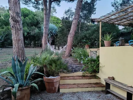 La Villa Gialla, 5 min. from the beach, for 5-6 pers. Beautiful and quiet location. Отели рядом с достопримечательностью «Эльба»