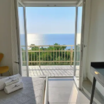 Apartment with sea-view balcony from which to admire magical sunrises. 卡斯特羅酒店