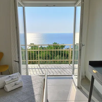 Apartment with sea-view balcony from which to admire magical sunrises. Hoteles en Castro