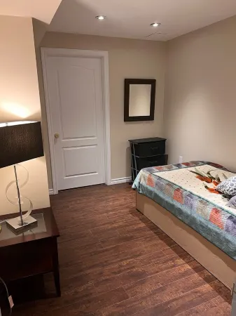 Bright and Clean Basement Apartment,5 min to Lakes.