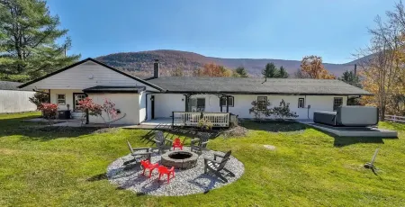 Mountain Serenity - brand new hot tub - fire pit