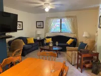 Charming 1-bdrm apartmt, 2 beds 3m to Bethel 1m to 5 w/private garden patio