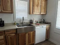 Charming 2-bedroom bungalow with WiFi, AC close to downtown & next to LA Bakery.