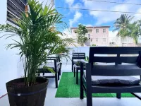 Just 7 minutes to airport. Wi-Fi and A/C. Capture Holiday Memories here!