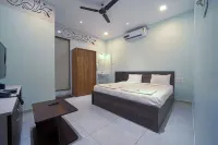 Hotel Saheb Executive Restaurant and Lodging فنادق في Gokul Shirgaon