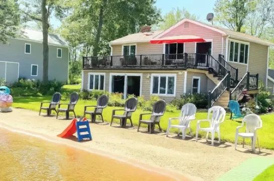 Lake Living, sit back and relax! Hotels in Middleton