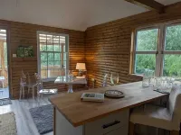 Cosy and secluded cabin in mansion grounds Hotels in Crowle