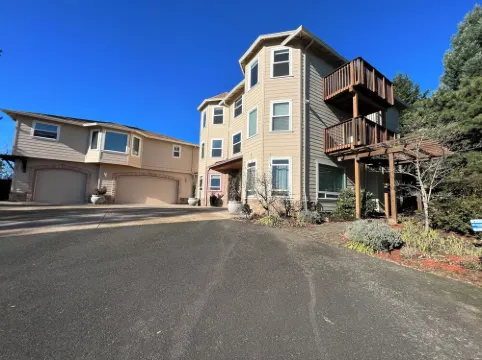 Spacious 6-bedroom house with AC, fitness room in gated quiet area Happy Valley Hotels in Sunnyside