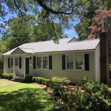 Historic District,3 bedrooms & 2 full baths, one level. Fenced backyard. Porch.