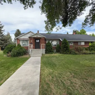 Spacious and secluded 5-bedroom farmhouse with AC, WiFi in charming Tremonton